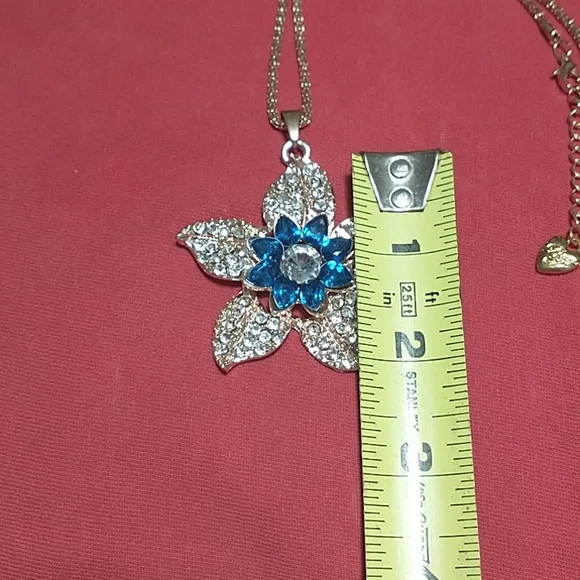 Betsey Flower Necklace! - Picture 4 of 6